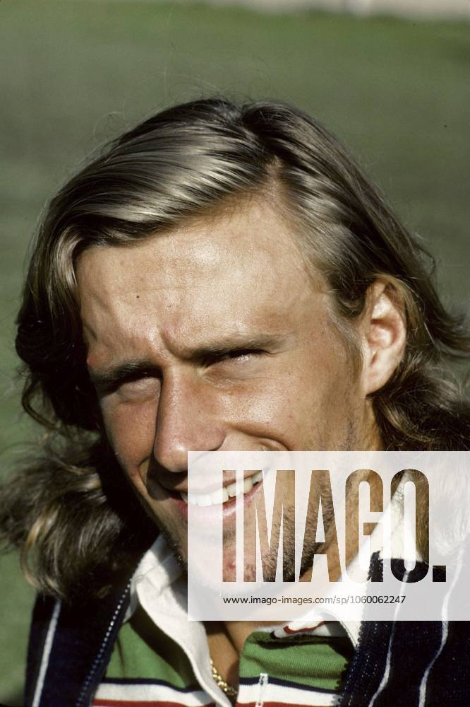 Björn Borg. Ehemaliger Tennisspieler Nr. 1 der Welt, geboren am 6. Juni 1956. Er war der erste Mann in der Open Ära, der 11 Grand Slam Titel im Einzel gewann, davon sechs bei den French Open und fünf in Folge in Wimbledon. 1979. Kristoffersson Bjorn Borg. Former world no 1 tennis player born june 6 1956. He became the first man in the Open era to win 11 Grand Slam singles titles with six at the French open and five consecutively wins at Wimbledon. 1979. Kristoffersson