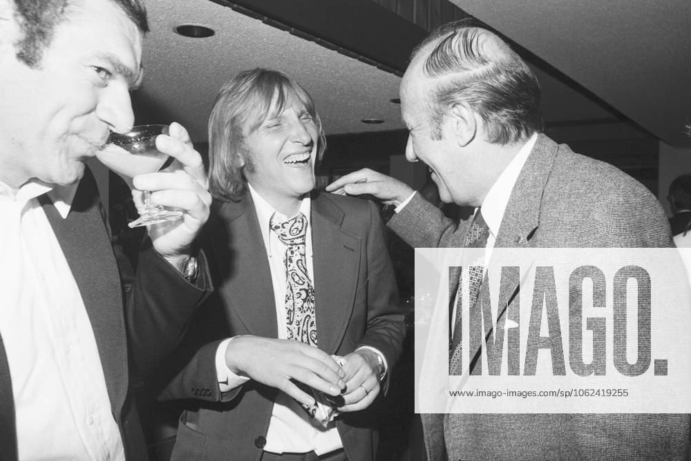 At the championship celebration, goalkeeper Wolfgang KLEFF MG, left and national coach Helmut SCHOEN SCHÖN right, joy, laughter After the match Soccer Bundesliga, 33 matchday, Borussia VfL Moenchengladbach MG Eintracht Braunschweig, final score 2 0, on 07 06 1975, in the stadium at the Boekelberg in Moenchengladbach Germany