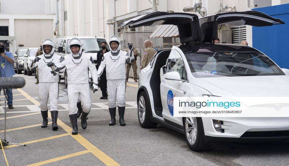 The NASA SpaceX Commercial Crew astronauts walk out of the Neil A. Armstrong Operations and Checkout Building to depart for Launch Complex 39A during a dress rehearsal at the Kennedy Space Center November 12, 2020 in Cape Canaveral, Florida. Standing from left to right are: NASA astronauts Victor Glover, Mike Hopkins, and JAXA astronaut Soichi Noguchi. Cape Canaveral United States of America - ZUMAp138 20201112_zaa_p138_014
