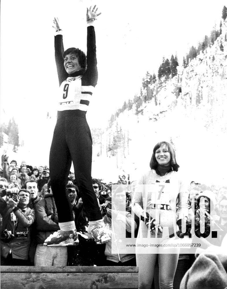 Ski Alpine Olympic Winter Games 1976 in Innsbruck Departure u B Z v l Gold medal winner Rosi Mittermaier the Joy u0026 39;s throw away on the Podium Germany , next to it The Third Cindy Nelson USA 1976 in Innsbruck Austria ATTENTION date estimated !ACHTUNG AUFNAHMEDATUM GESCHÄTZT!