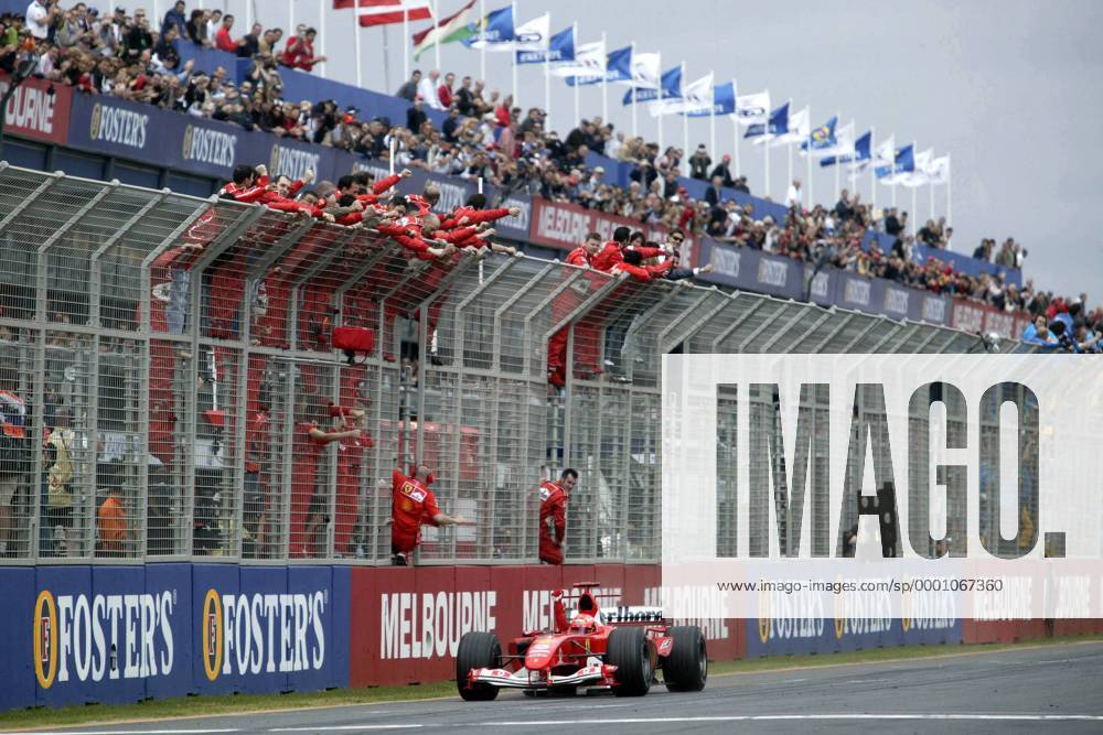 Michael Schumacher (Deutschland Ferrari) lässt sich von seiner Boxencrew während der Zieleinfahrt feiern Motorsport Grand Prix Herren Großer Preis von Australien 2004, Formel 1 Weltmeisterschaft, F1, F, GP, WM, Vdig Totale Albert Park Melbourne Freude, Begeisterung,