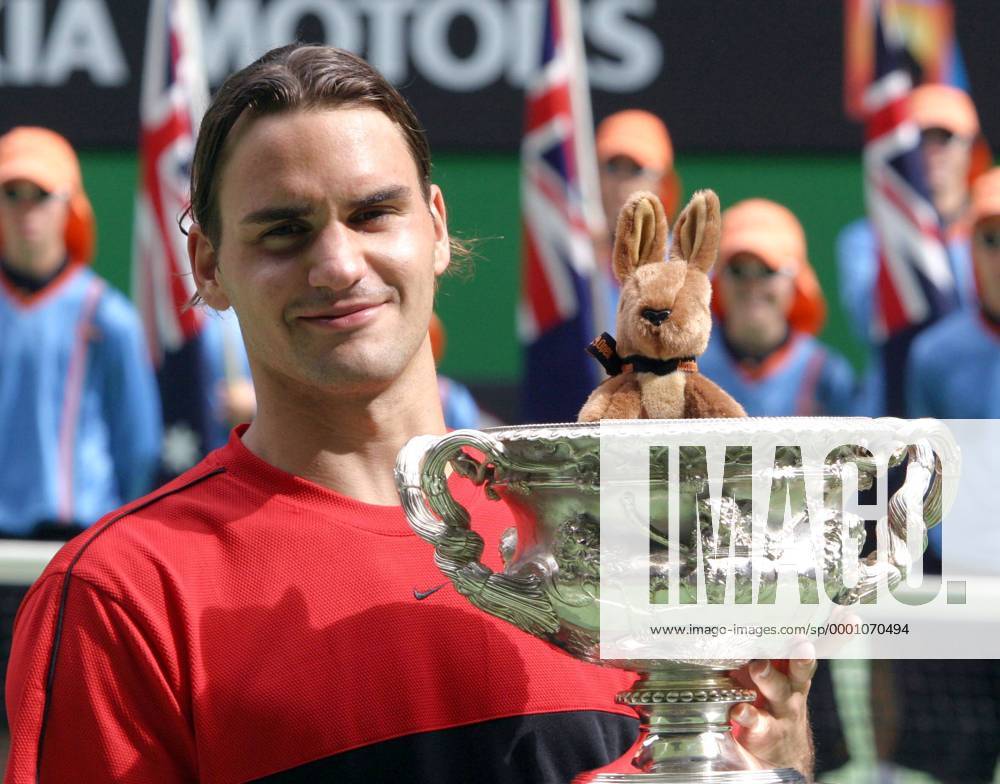 Sieger Roger Federer (Schweiz) zeigt stolz seinen Pokal, in dem ein Stoffkänguruh sitzt Tennis Herren Australian Open 2004, Grand Slam, ATP-Tour, Finale, Endspiel, Einzelbild Melbourne Freude,