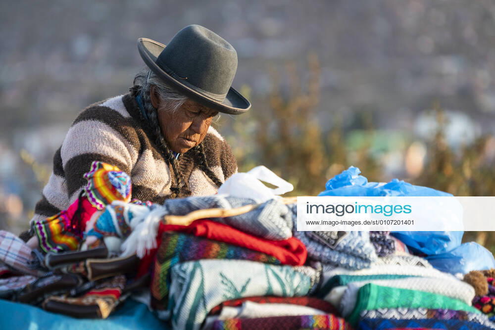 Senior female vendor selling sweaters, Cusco, Peru Cusco, Cusco, Peru CR_FHNX201130A-532736-01