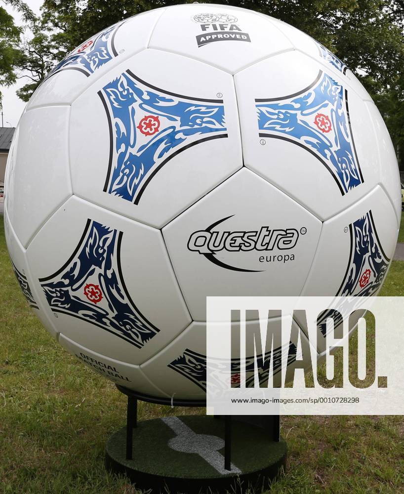 FUSSBALL - EURO 2012, Vorberichte BRESLAU,POLEN,06.JUN.12 - FUSSBALL - UEFA Europameisterschaft 2012 in Polen und der Ukraine, Vorberichte. Bild zeigt den EM-Ball von 1996, Questra Europa.