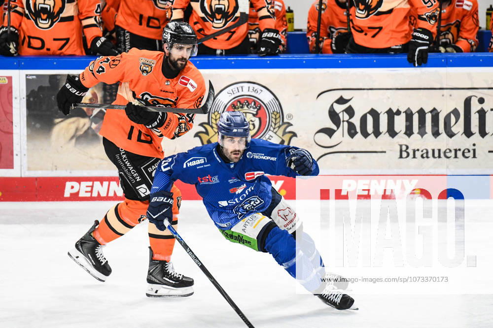 Straubing Tigers vs Grizzlys Wolfsburg, Ice Hockey, German Ice Hockey League, Penny DEL, 46 Matchday, Season 2025 2026, 27 02 2026 Justin Scott Straubing Tigers with Julian Melchiori Grizzlys Wolfsburg , Ice Hockey Men, German Ice Hockey League, Penny DEL, 46 Matchday, Season 2025 2026 on 27 02 2026 at Eisstadion am Pulverturm, Straubing Tigers blue vs Grizzlys Wolfsburg orange