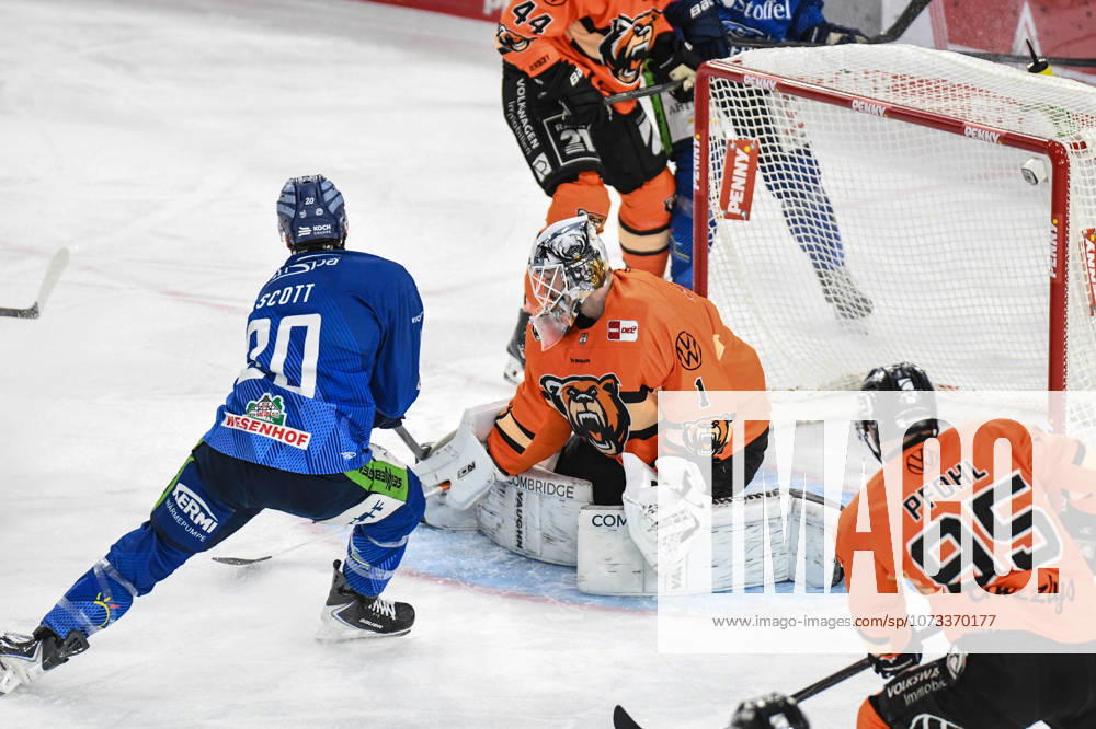 Straubing Tigers vs Grizzlys Wolfsburg, Ice Hockey, Deutsche Eishockey Liga, Penny DEL, 46 Spieltag, Saison 2025 2026, 27 02 2026 Justin Scott Straubing Tigers misses the goal against Dustin Strahlmeier Grizzlys Wolfsburg , Eishockey Herren, Deutsche Eishockey Liga, Penny DEL, 46 Spieltag, Saison 2025 2026 am 27 02 2026 im Eisstadion am Pulverturm, Straubing Tigers blue vs Grizzlys Wolfsburg orange