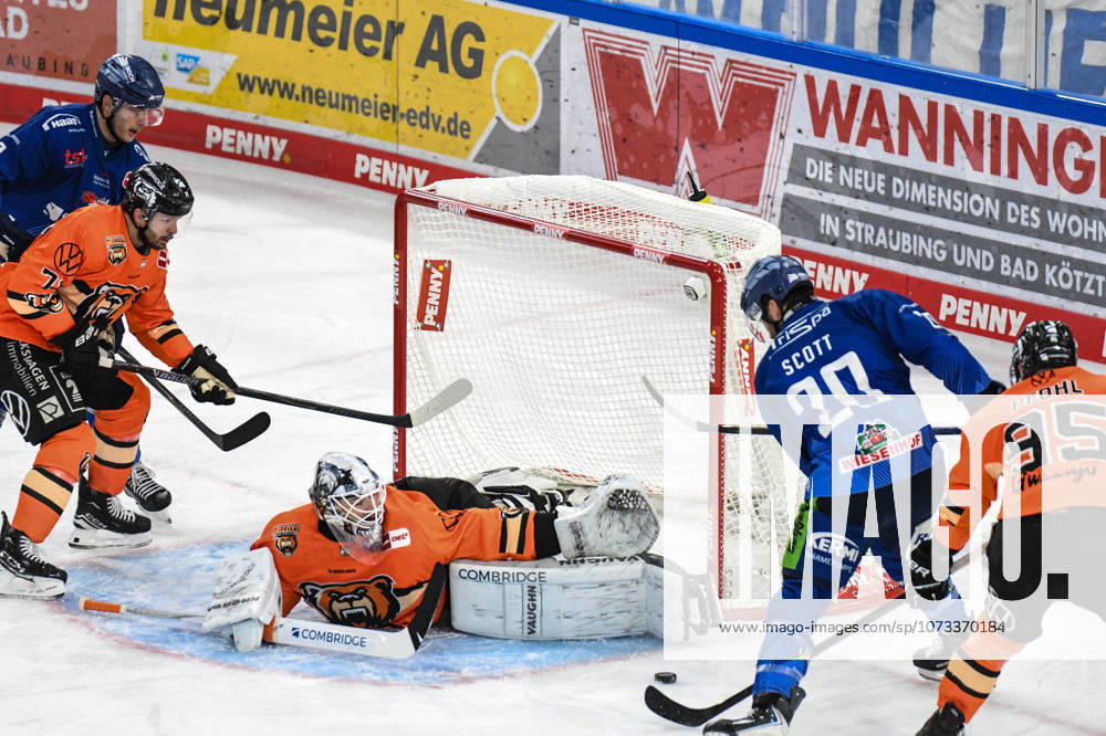 Straubing Tigers vs Grizzlys Wolfsburg, Ice Hockey, Deutsche Eishockey Liga, Penny DEL, 46 Spieltag, Saison 2025 2026, 27 02 2026 Justin Scott Straubing Tigers misses the goal against Dustin Strahlmeier Grizzlys Wolfsburg , Eishockey Herren, Deutsche Eishockey Liga, Penny DEL, 46 Spieltag, Saison 2025 2026 am 27 02 2026 im Eisstadion am Pulverturm, Straubing Tigers blue vs Grizzlys Wolfsburg orange