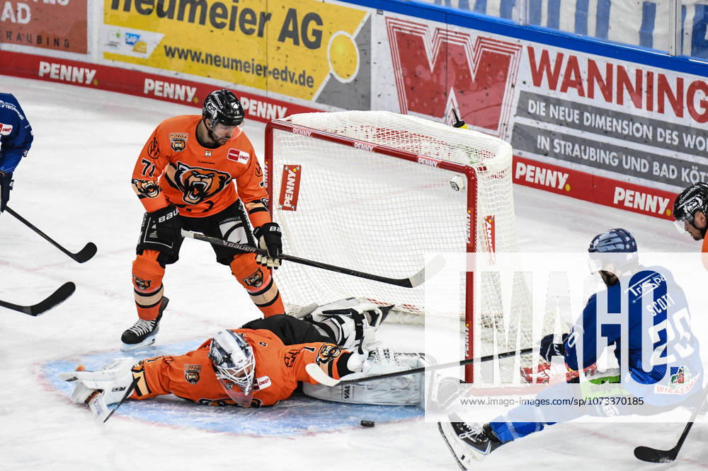 Straubing Tigers vs Grizzlys Wolfsburg, Ice Hockey, Deutsche Eishockey Liga, Penny DEL, 46 Spieltag, Saison 2025 2026, 27 02 2026 Justin Scott Straubing Tigers misses the goal against Dustin Strahlmeier Grizzlys Wolfsburg , Eishockey Herren, Deutsche Eishockey Liga, Penny DEL, 46 Spieltag, Saison 2025 2026 am 27 02 2026 im Eisstadion am Pulverturm, Straubing Tigers blue vs Grizzlys Wolfsburg orange