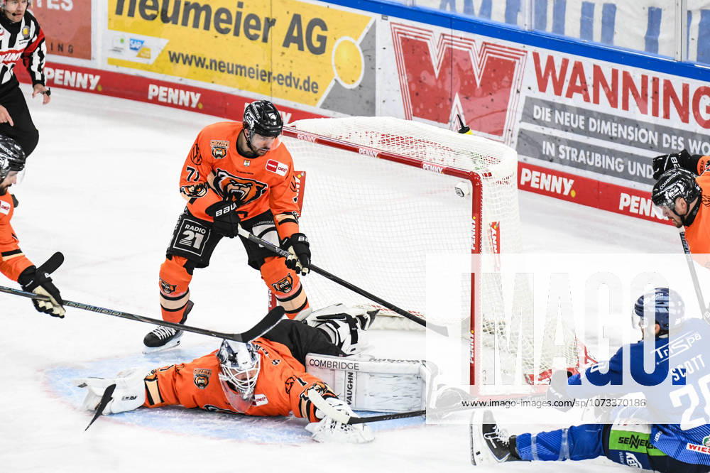 Straubing Tigers vs Grizzlys Wolfsburg, Ice Hockey, Deutsche Eishockey Liga, Penny DEL, 46 Spieltag, Saison 2025 2026, 27 02 2026 Justin Scott Straubing Tigers misses the goal against Dustin Strahlmeier Grizzlys Wolfsburg , Eishockey Herren, Deutsche Eishockey Liga, Penny DEL, 46 Spieltag, Saison 2025 2026 am 27 02 2026 im Eisstadion am Pulverturm, Straubing Tigers blue vs Grizzlys Wolfsburg orange