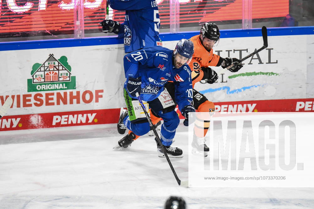 Straubing Tigers vs Grizzlys Wolfsburg, Ice Hockey, Deutsche Eishockey Liga, Penny DEL, 46 Spieltag, Saison 2025 2026, 27 02 2026 Justin Scott Straubing Tigers in duel with Fabio Pfohl Grizzlys Wolfsburg , Eishockey Herren, Deutsche Eishockey Liga, Penny DEL, 46 Spieltag, Saison 2025 2026 am 27 02 2026 im Eisstadion am Pulverturm, Straubing Tigers blue vs Grizzlys Wolfsburg orange