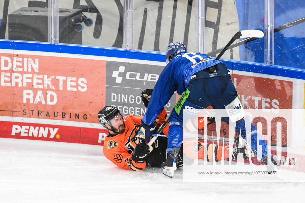 Straubing Tigers vs Grizzlys Wolfsburg, Ice Hockey, German Ice Hockey League, Penny DEL, 46 Matchday, Season 2025 2026, 27 02 2026 Alex Green Straubing Tigers pushes Jimmy Lambert Grizzlys Wolfsburg to the ground, Ice Hockey Men, German Ice Hockey League, Penny DEL, 46 Matchday, Season 2025 2026 on 27 02 2026 at the Eisstadion am Pulverturm, Straubing Tigers blue vs Grizzlys Wolfsburg orange