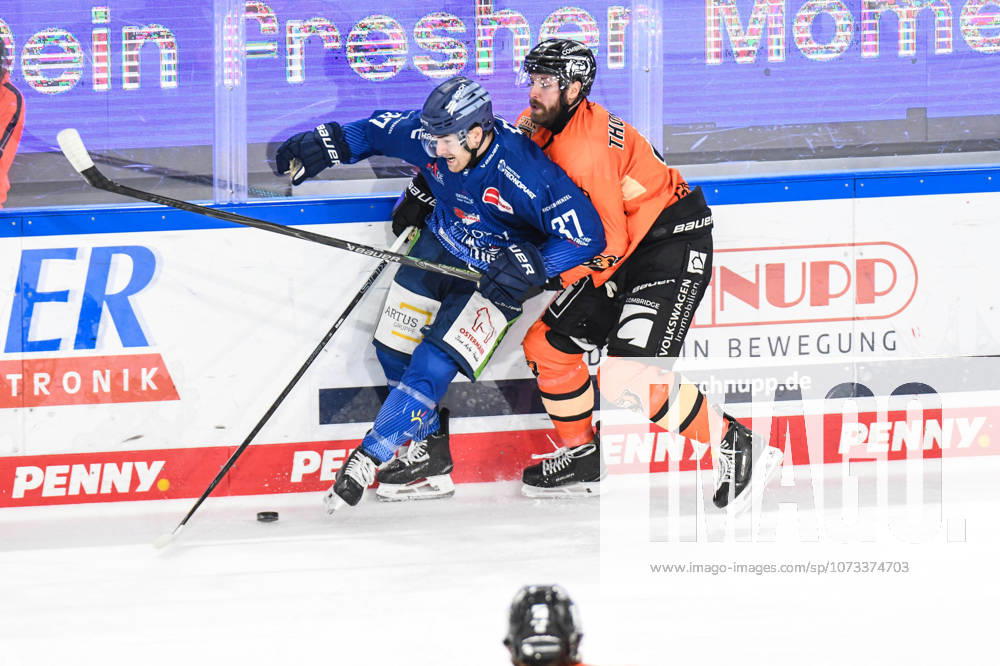 Straubing Tigers vs Grizzlys Wolfsburg, Ice Hockey, German Ice Hockey League, Penny DEL, 46 Matchday, Season 2025 2026, 27 02 2026 Alex Green Straubing Tigers on the sidelines with Keaton Thompson Grizzlys Wolfsburg , Ice Hockey Men, German Ice Hockey League, Penny DEL, 46 Matchday, Season 2025 2026 on 27 02 2026 at Eisstadion am Pulverturm, Straubing Tigers blue vs Grizzlys Wolfsburg orange