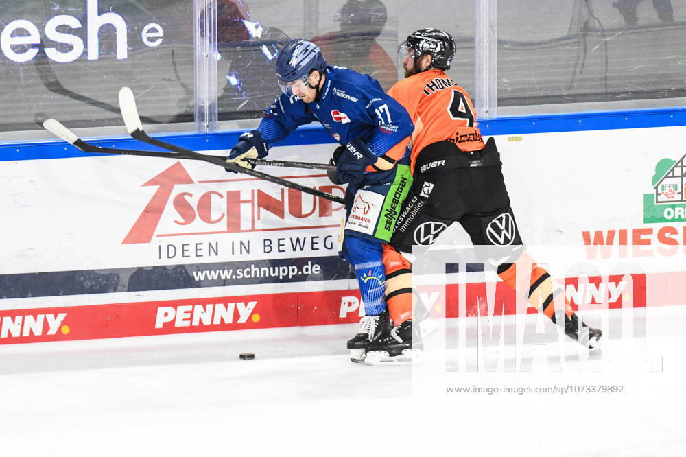 Straubing Tigers vs Grizzlys Wolfsburg, Ice Hockey, German Ice Hockey League, Penny DEL, 46 Matchday, Season 2025 2026, 27 02 2026 Alex Green Straubing Tigers on the sidelines with Keaton Thompson Grizzlys Wolfsburg , Ice Hockey Men, German Ice Hockey League, Penny DEL, 46 Matchday, Season 2025 2026 on 27 02 2026 at Eisstadion am Pulverturm, Straubing Tigers blue vs Grizzlys Wolfsburg orange