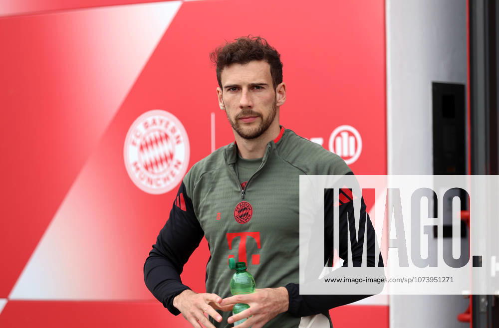 Football, Men, Champions League, 2025 2026 season, FC Bayern Munich, Final training session Leon Goretzka FC Bayern Munich on the way to the training ground