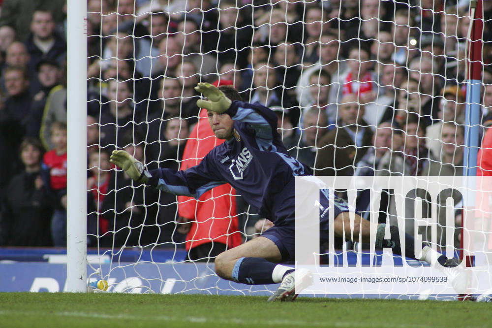 Aston Villa V Liverpool, Premier League Thomas Sorensen of Aston Villa in action during the Premier League match between Aston Villa and Liverpool at Villa Park on November 5, 2005 in Birmingham, England. Birmingham Villa Park England United Kingdom