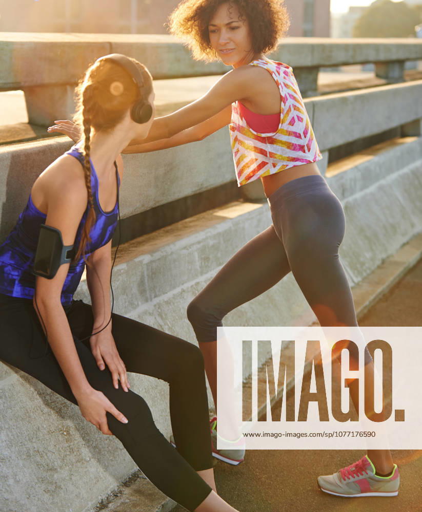 Lets get this run underway. two female joggers preparing for a jog in the city (License=RF) 20242639 ,model released, Symbolfoto