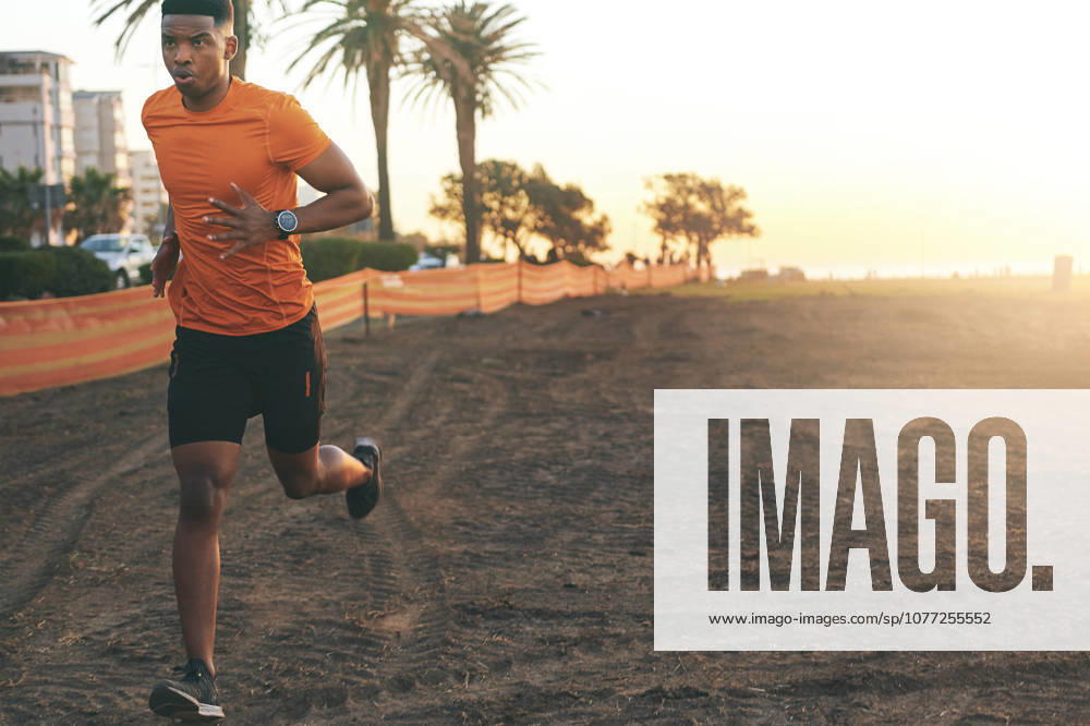I rise with the sun. a young man out for a run (License=RF) 20383135 ,model released, Symbolfoto