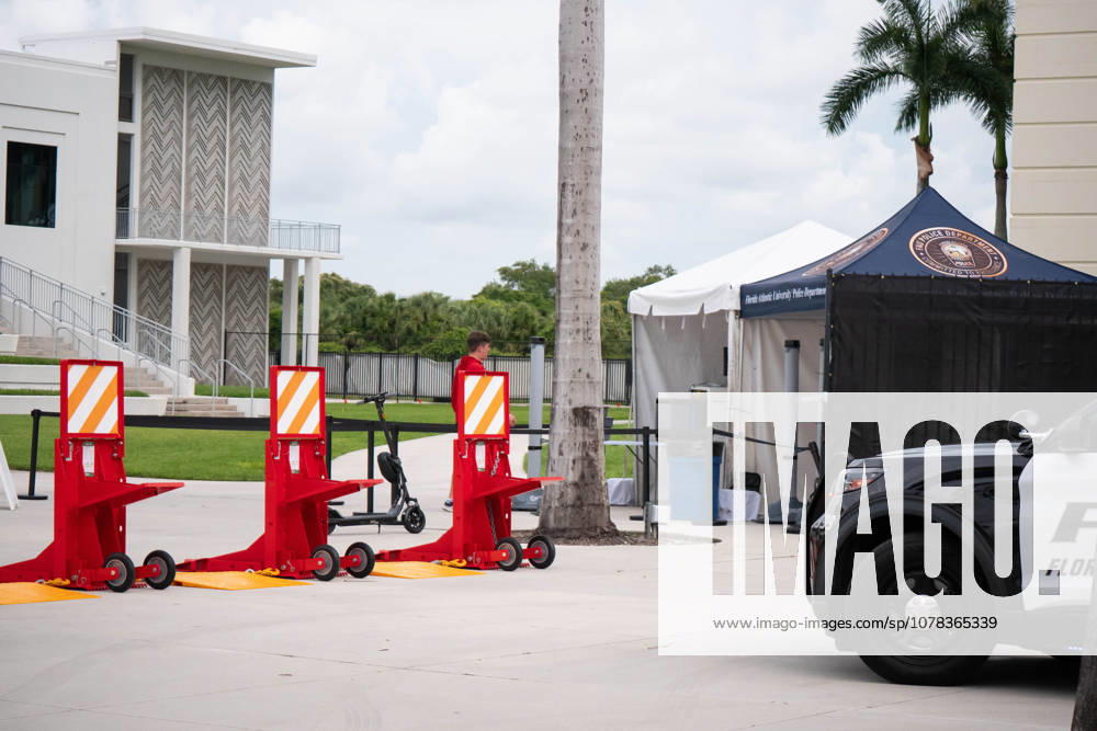 Security checkpoint outside FAU Stadium in Boca Raton, Florida, on Tuesday as CuraoÂßao arrived for a closed training session before its World Cup debut vs Germany. Boca Raton USA - ZUMAc343 20260609_znp_c343_008
