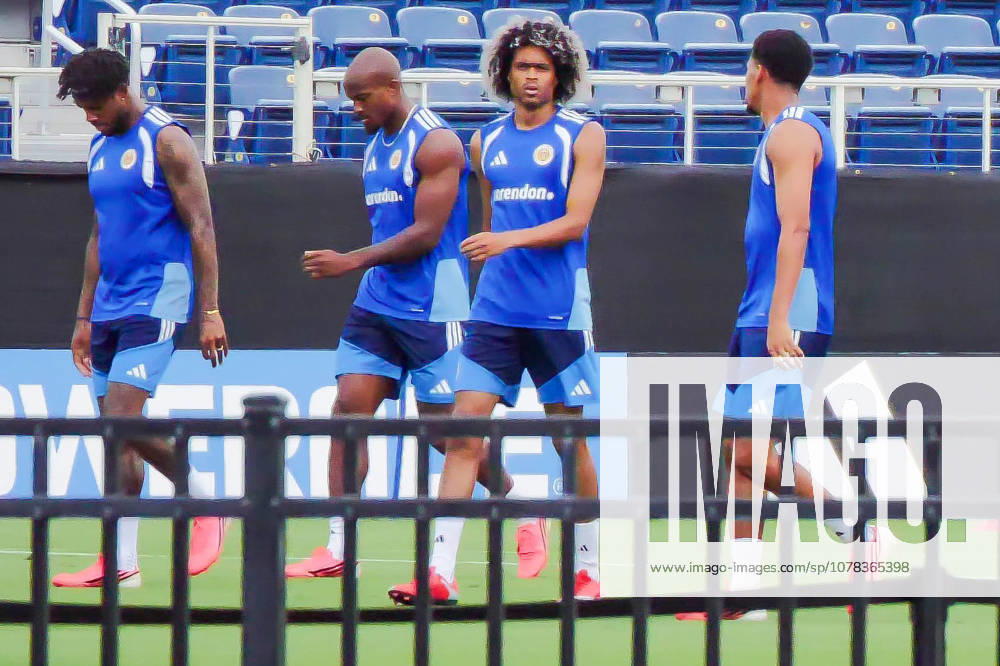 Members of the CuraoÂßao squad warm up during a closed practice at FAU Stadium in Boca Raton, Florida, on Tuesday. The team is preparing for its FIFA World Cup, WM, Weltmeisterschaft, Fussball debut, opening Group E against Germany. Boca Raton USA - ZUMAc343 20260609_znp_c343_009