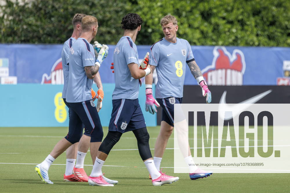 FIFA World Cup, WM, Weltmeisterschaft, Fussball 2026 preparations - England training session Goalkeeper Jordan Pickford (R) of England and his teammates arrive to take part in a training session in Palm Beach Gardens, Florida, USA, 09 June 2026. England are drawn in Group L of the upcoming FIFA World Cup 2026 starting on 11 June 2026 and running until 19 July 2026. PALM BEACH GARDENS FLORIDA United States