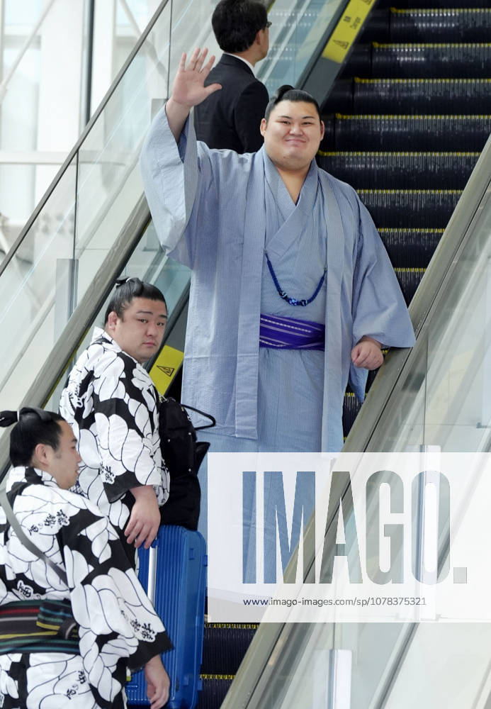 Sumo: Paris tournament Sumo grand champion Onosato (top) waves at Haneda airport in Tokyo on June 10, 2026, before flying to France for a June 13-14 sumo tournament in Paris. About 130 wrestlers and staff members will participate in the Japan Sumo Association s event, the third in Paris since 1986 and 1995. Half of the participants have already arrived in the French capital. A14AA0005618152P