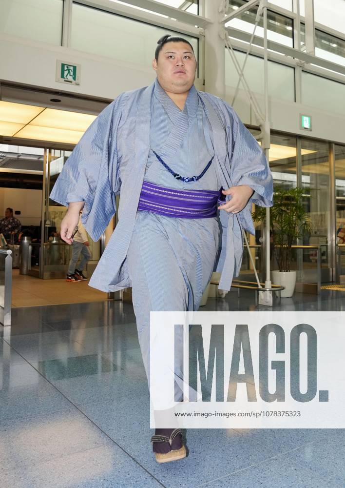 Sumo: Paris tournament Sumo grand champion Onosato is pictured at Haneda airport in Tokyo on June 10, 2026, before flying to France for a June 13-14 sumo tournament in Paris. About 130 wrestlers and staff members will participate in the Japan Sumo Association s event, the third in Paris since 1986 and 1995. Half of the participants have already arrived in the French capital. A14AA0005618154P
