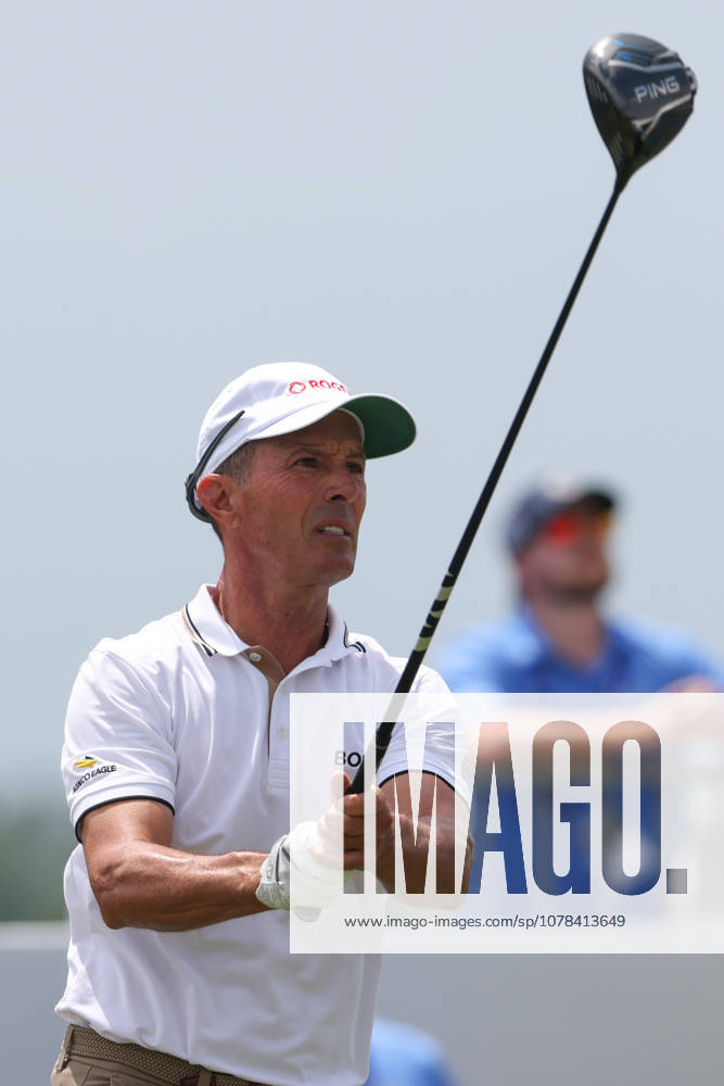Mike Weir of Canada tees off during the RBC Canadian Open held at TPC Toronto at Osprey Valley in Caledon Ontario, Canada. CSM PGA, Golf Herren 2026: RBC Canadian Open Jun 11 - ZUMAc04_ 20260611_zma_c04_023
