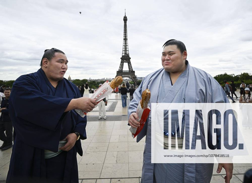 Sumo: Paris tournament Sumo grand champions Onosato (R) and Hoshoryu eat baguettes while sightseeing around Paris landmark the Eiffel Tower on June 11, 2026, ahead of a June 13-14 sumo tournament in the French capital. A14AA0005618464P