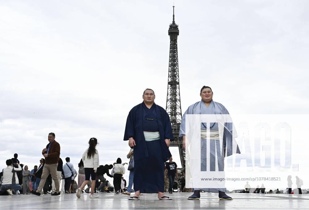 Sumo: Paris tournament Sumo grand champions Onosato (R) and Hoshoryu pose for a photo in front of Paris landmark Eiffel Tower on June 11, 2026, ahead of a June 13-14 sumo tournament in the French capital. A14AA0005618467P