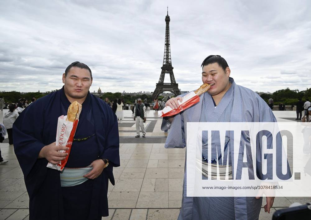 Sumo: Paris tournament Sumo grand champions Onosato (R) and Hoshoryu eat baguettes while sightseeing around Paris landmark the Eiffel Tower on June 11, 2026, ahead of a June 13-14 sumo tournament in the French capital. A14AA0005618475P
