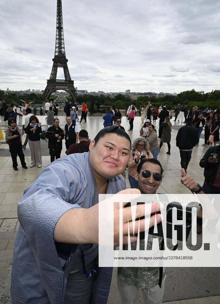 Sumo: Paris tournament Sumo grand champion Onosato takes a selfie with a tourist while sightseeing around Paris landmark Eiffel Tower on June 11, 2026, ahead of a June 13-14 sumo tournament in the French capital. A14AA0005618479P