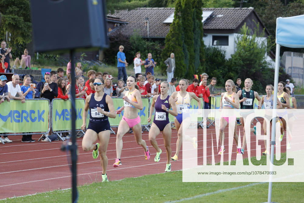 Athletics Merck Laufgala Pfungstadt TSV stadium with top runs here 800m run two runners under 2 minutes No. 242 Majtie KOLBERG LG Kreis Ahrweiler in 1 58 67 min and No. 455 Ziva Remic Slovenia 2009 in 1 59 64 min Pfungstadt Hessen Germany
