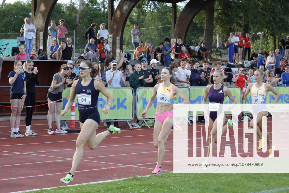 Athletics Merck Laufgala Pfungstadt TSV stadium with top runs here 800m run two runners under 2 minutes No. 242 Majtie KOLBERG LG Kreis Ahrweiler in 1 58 67 min and No. 455 Ziva Remic Slovenia 2009 in 1 59 64 min Pfungstadt Hessen Germany