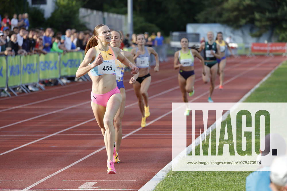 Athletics Merck Laufgala Pfungstadt TSV stadium with top runs here 800m run two runners under 2 minutes No. 242 Majtie KOLBERG LG Kreis Ahrweiler in 1 58 67 min and No. 455 Ziva Remic Slovenia 2009 in 1 59 64 min Pfungstadt Hessen Germany