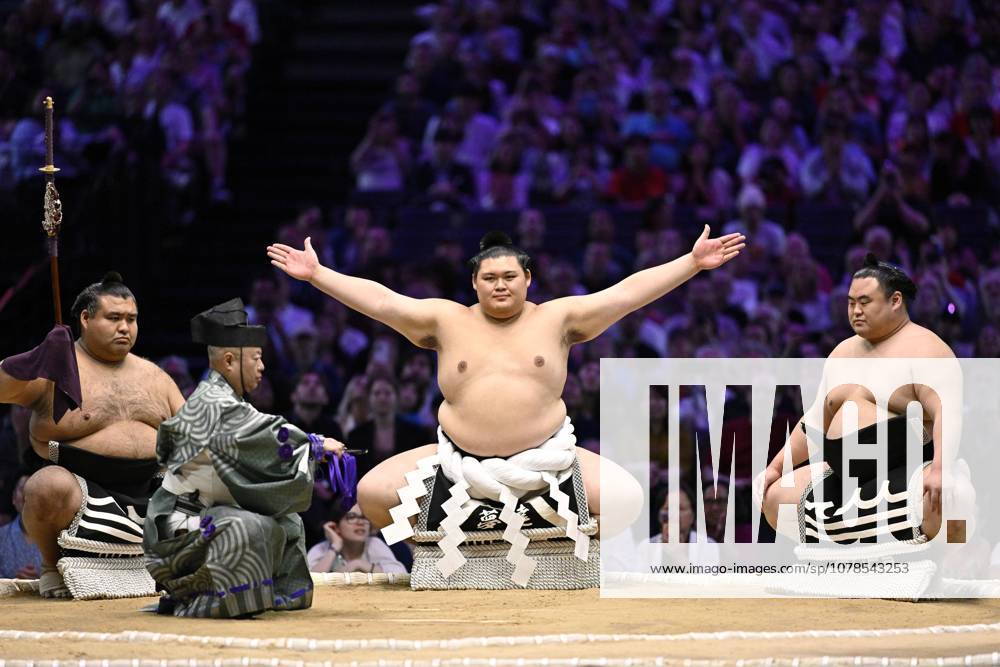 Sumo: Paris tournament Sumo grand champion Onosato (C) performs a ring-entering ritual on the second day of a two-day sumo tournament at Accor Arena in Paris on June 14, 2026. A14AA0005618742P