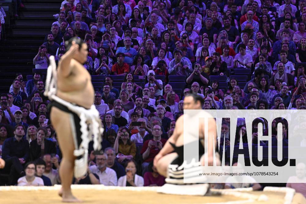 Sumo: Paris tournament Sumo grand champion Onosato (L) performs a ring-entering ritual on the second day of a two-day sumo tournament at Accor Arena in Paris on June 14, 2026. A14AA0005618743P