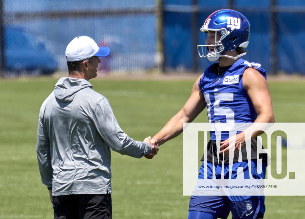 New York Giants head coach John Harbaugh and punter Jordan Stout (15) during minicamp held at the Quest Diagnostics Training Center in East Rutherford, New Jersey. CSM NFL, American Football Herren, USA 2026: NY Giants Minicamp June 09 - ZUMAc04_ 20260616_zma_c04_014
