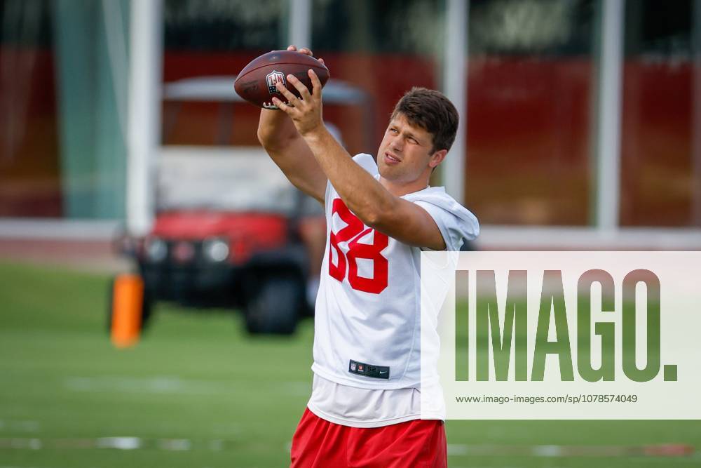 Tampa Bay Buccaneers tight end Cade Otton (88) catches a pass, while he warms up during mandatory mini-camp at the AdventHealth Training Center in Tampa on Tuesday, June 16, 2026. Tampa USA - ZUMAs70_ 0859278496st
