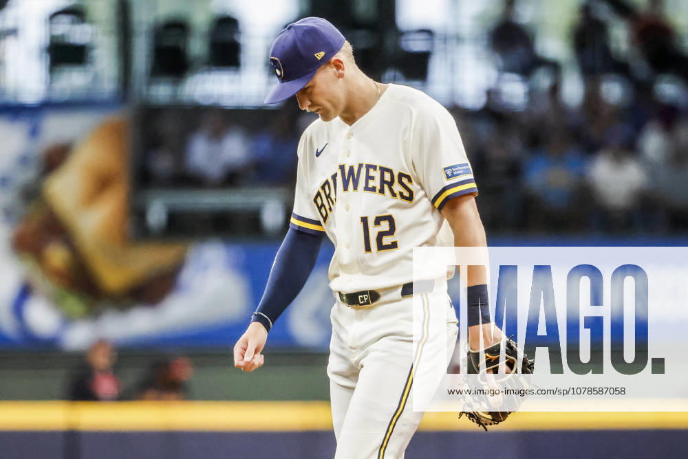 Milwaukee Brewers shortstop Cooper Pratt reacts after making a throwing error on a ground ball hit by Cleveland Guardians shortstop Brayan Rocchio in the fourth inning of the MLB, Baseball Herren, USA game between the Cleveland Guardians and the Milwaukee Brewers at American Family Field in Milwaukee, Wisconsin on Tuesday, June 16, 2026. The game is Pratt s major league debut. MIL20260616808 TANNENxMAURY