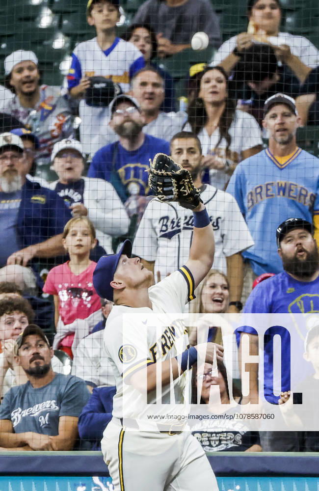 Milwaukee Brewers first baseman Andrew Vaughn catches a pop foul ball hit by Cleveland Guardians designated hitter Rhys Hoskins in the fourth inning of the MLB, Baseball Herren, USA game between the Cleveland Guardians and the Milwaukee Brewers at American Family Field in Milwaukee, Wisconsin on Tuesday, June 16, 2026. MIL20260616809 TANNENxMAURY