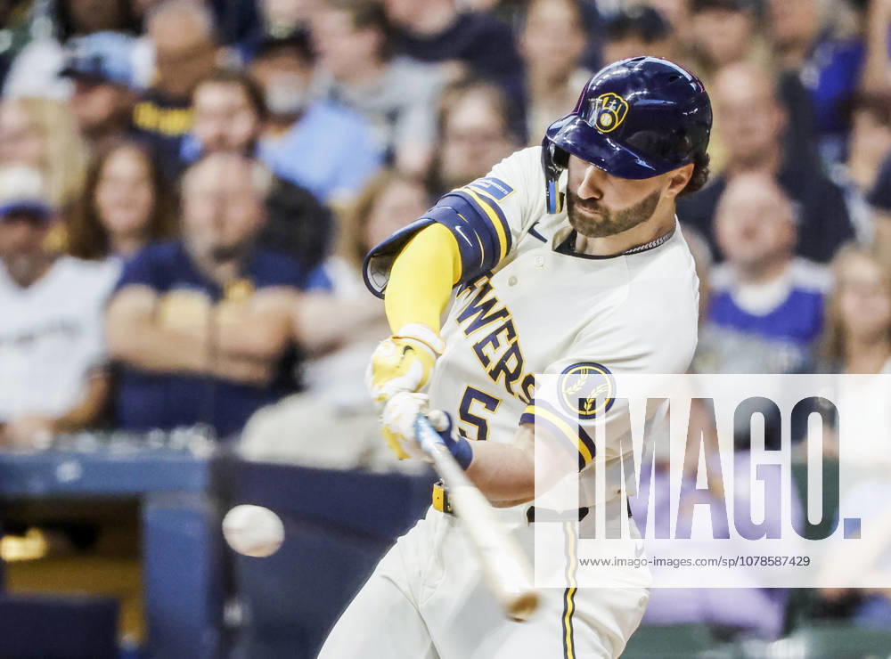 Milwaukee Brewers center fielder Garrett Mitchell hits a single in the fifth inning of the MLB, Baseball Herren, USA game between the Cleveland Guardians and the Milwaukee Brewers at American Family Field in Milwaukee, Wisconsin on Tuesday, June 16, 2026. MIL20260616813 TANNENxMAURY