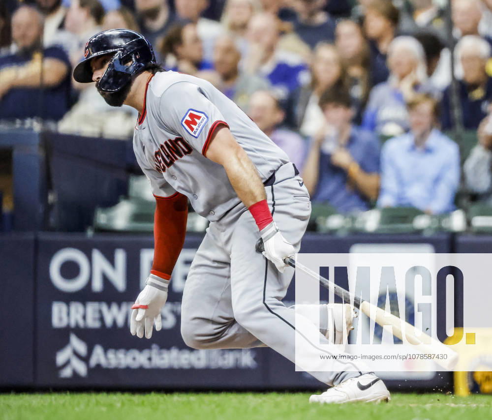 Cleveland Guardians catcher Austin Hedges hits a single in the sixth inning of the MLB, Baseball Herren, USA game between the Cleveland Guardians and the Milwaukee Brewers at American Family Field in Milwaukee, Wisconsin on Tuesday, June 16, 2026. MIL20260616814 TANNENxMAURY