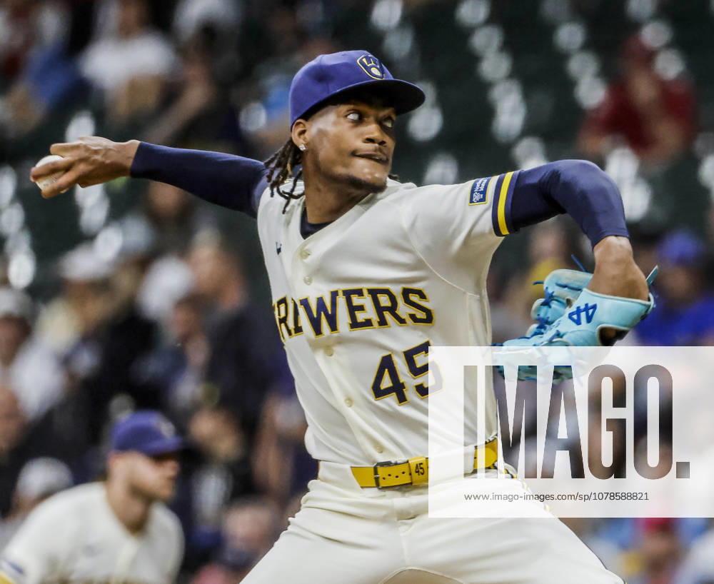 Milwaukee Brewers relief pitcher Abner Uribe throws in the eighth inning of the MLB, Baseball Herren, USA game between the Cleveland Guardians and the Milwaukee Brewers at American Family Field in Milwaukee, Wisconsin on Tuesday, June 16, 2026. MIL20260616821 TANNENxMAURY