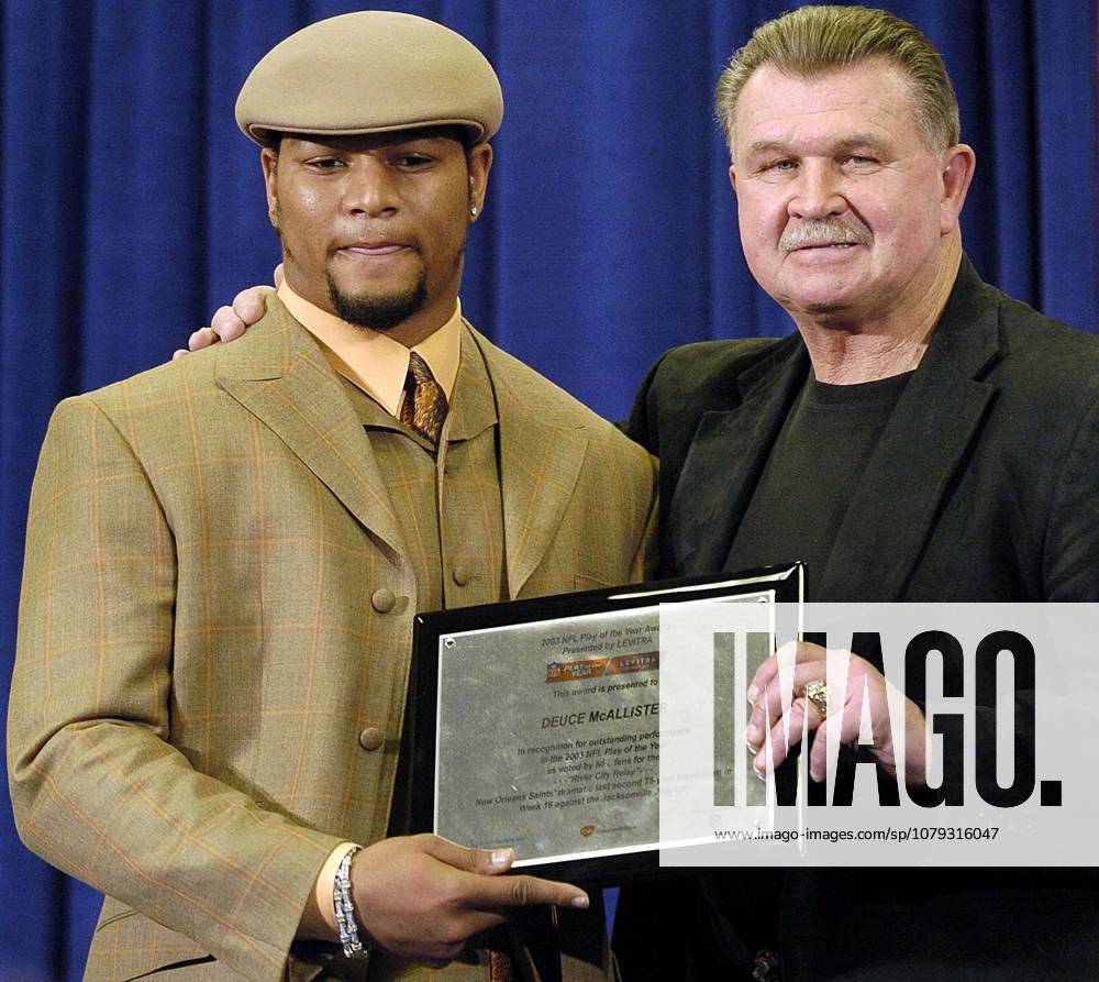USA NFL, American Football Herren, USA PLAY OF THE YEAR Former NFL head coach and Hall of Famer Mike Ditka Former NFL head coach and Hall of Famer Mike Ditka (R) poses with New Orleans Saints Deuce McAllister (L) at a press conference, PK, Pressekonferenz announcing the NFL Play of the Year at the convention center in Houston, Texas Wednesday 28 January 2004. The River City Relay by the New Orleans Saints was voted the play of the year by The AFC Champion New England Patriots will face the NFC Champion Carolina Panthers in Super Bowl XXXVIII at Reliant Stadium in Houston, Texas 01 February 2004. Houston United States