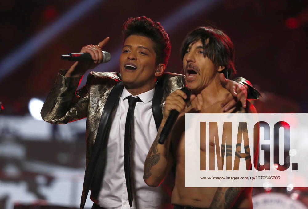 USA AMERICAN FOOTBALL SUPER BOWL Super Bowl XLVIII Denver Broncos against the Seattle Seahawks epa04053124 US singer Bruno Mars (L) embraces US singer Anthony Kiedis of the Red Hot Chili Peppers during the halftime show of Super Bowl XLVIII at the MetLife Stadium in East Rutherford, New Jersey, USA, 02 February 2014. EAST RUTHERFORD United States