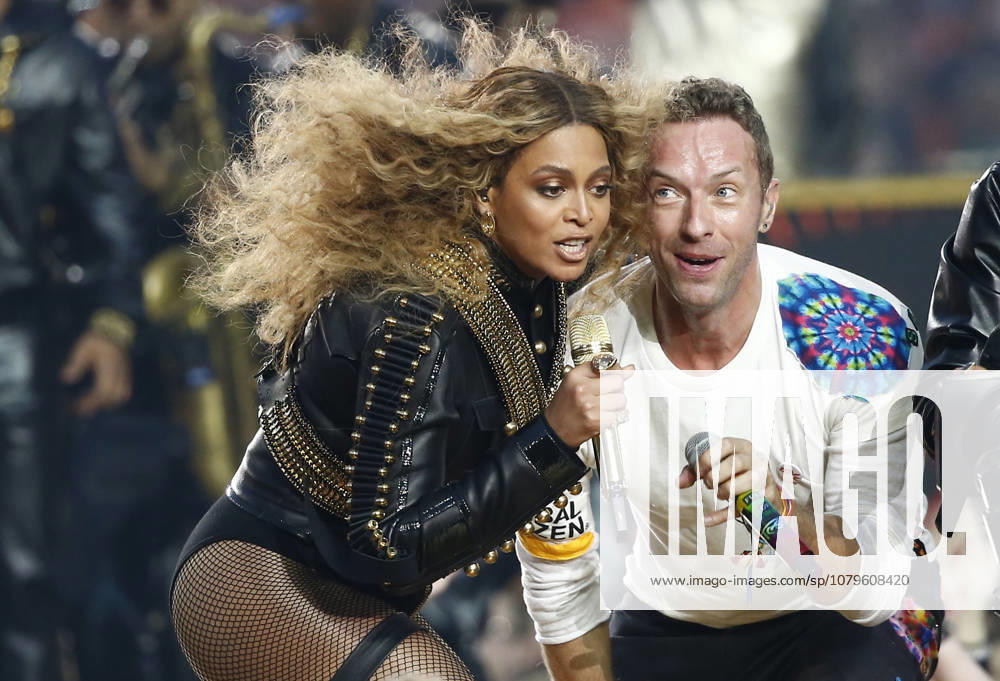 Epaselect USA AMERICAN FOOTBALL SUPER BOWL Super Bowl 50 epaselect epa05149064 Beyonce (L) and Chris Martin (R) of Coldplay perform during the halftime show of the NFL, American Football Herren, USA s Super Bowl 50 between the AFC Champion Denver Broncos and the NFC Champion Carolina Panthers at Levi s Stadium in Santa Clara, California, USA, 07 February 2016. SANTA CLARA United States