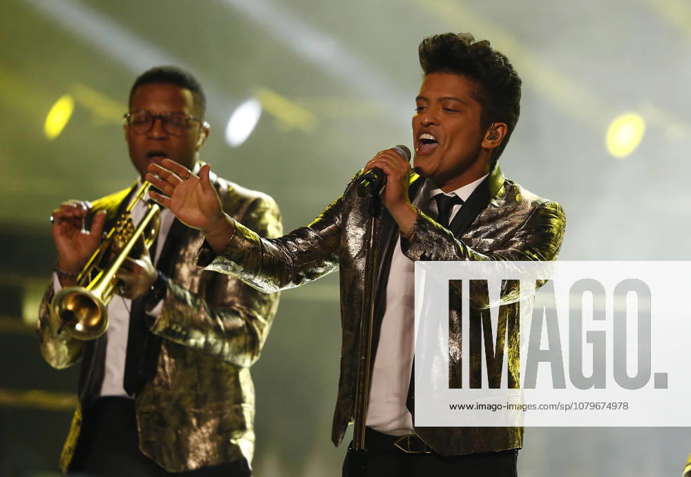 USA AMERICAN FOOTBALL SUPER BOWL Super Bowl XLVIII Denver Broncos against the Seattle Seahawks epa04053084 US Singer Bruno Mars performs during the halftime show of Super Bowl XLVIII at the MetLife Stadium in East Rutherford, New Jersey, USA, 02 February 2014. EAST RUTHERFORD United States