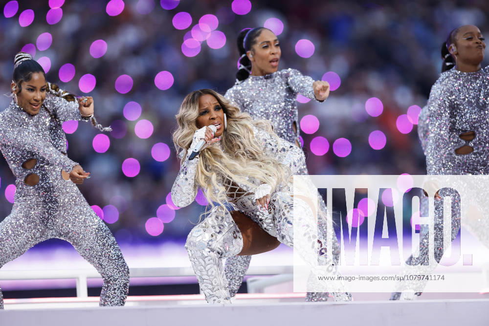 USA AMERICAN FOOTBALL SUPER BOWL LVI Los Angeles Rams at Cincinnati Bengals epa09754320 Mary J. Blige performs during the halftime show of Super Bowl LVI at SoFi Stadium in Inglewood, California, USA, 13 February 2022. The annual Super Bowl is the Championship game of the NFL, American Football Herren, USA between the AFC Champion and the NFC Champion and has been held every year since January of 1967. Inglewood United States