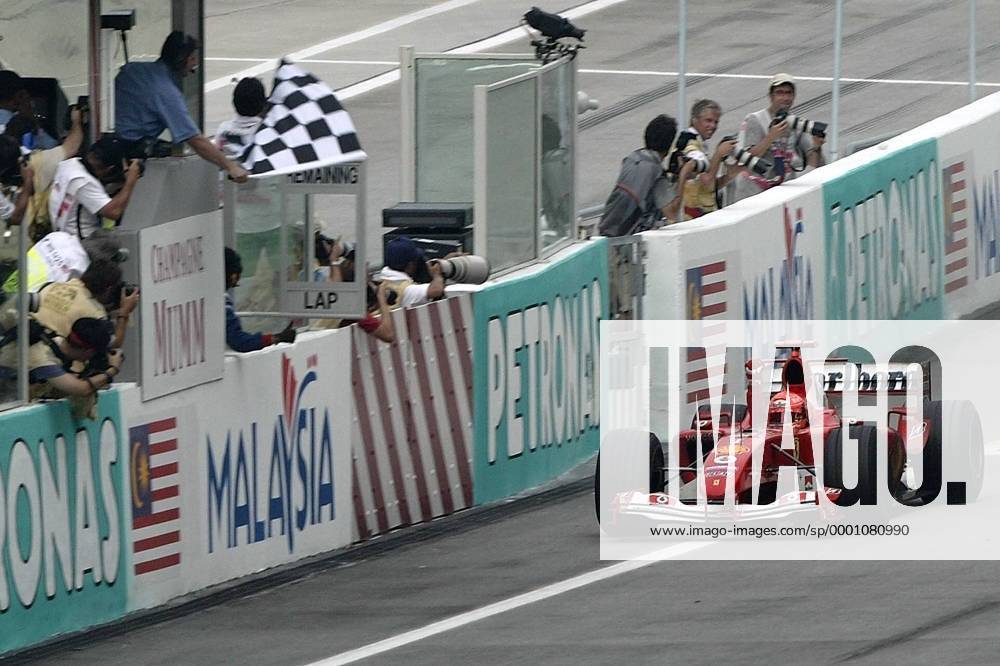 Michael Schumacher (Deutschland Ferrari) jubelt während der Zieleinfahrt für die Fotografen Motorsport Grand Prix Herren Großer Preis von Malaysia 2004, Formel 1 Weltmeisterschaft, F1, F, GP, WM, Vdig Totale Sepang Kuala Lumpur Freude,