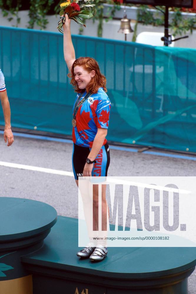 Clara Hughes (Kanada) freut sich über ihre Bronzemedaille Radsport OS Sommer Damen Olympische Spiele 1996, Sommerspiele, Olympia, Olympiade, Straßenradsport, Rad, Radrennsport, Straße Einzelbild Atlanta Freude, Begeisterung,